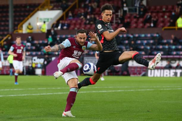 一个略显沉 一个略显沉